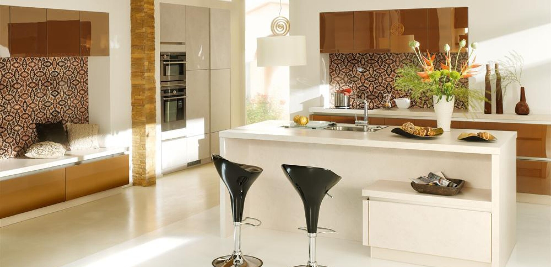 Diese Weiß-braune Wohnküche in hochglanz könnte auch bei Ihnen in Buchloe oder Krumbach stehen.