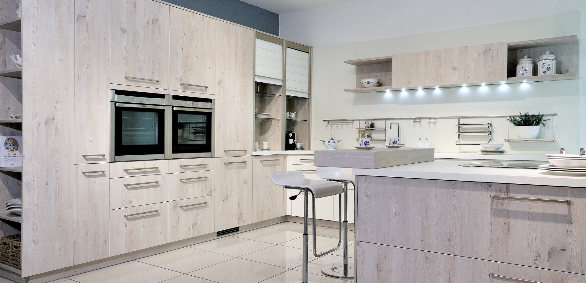 Küche mit Holzfronten, ergonomisch verbautem Backofen und Dampfgarer. Ideal für Hobbyköche aus Bad Wörishofen.
