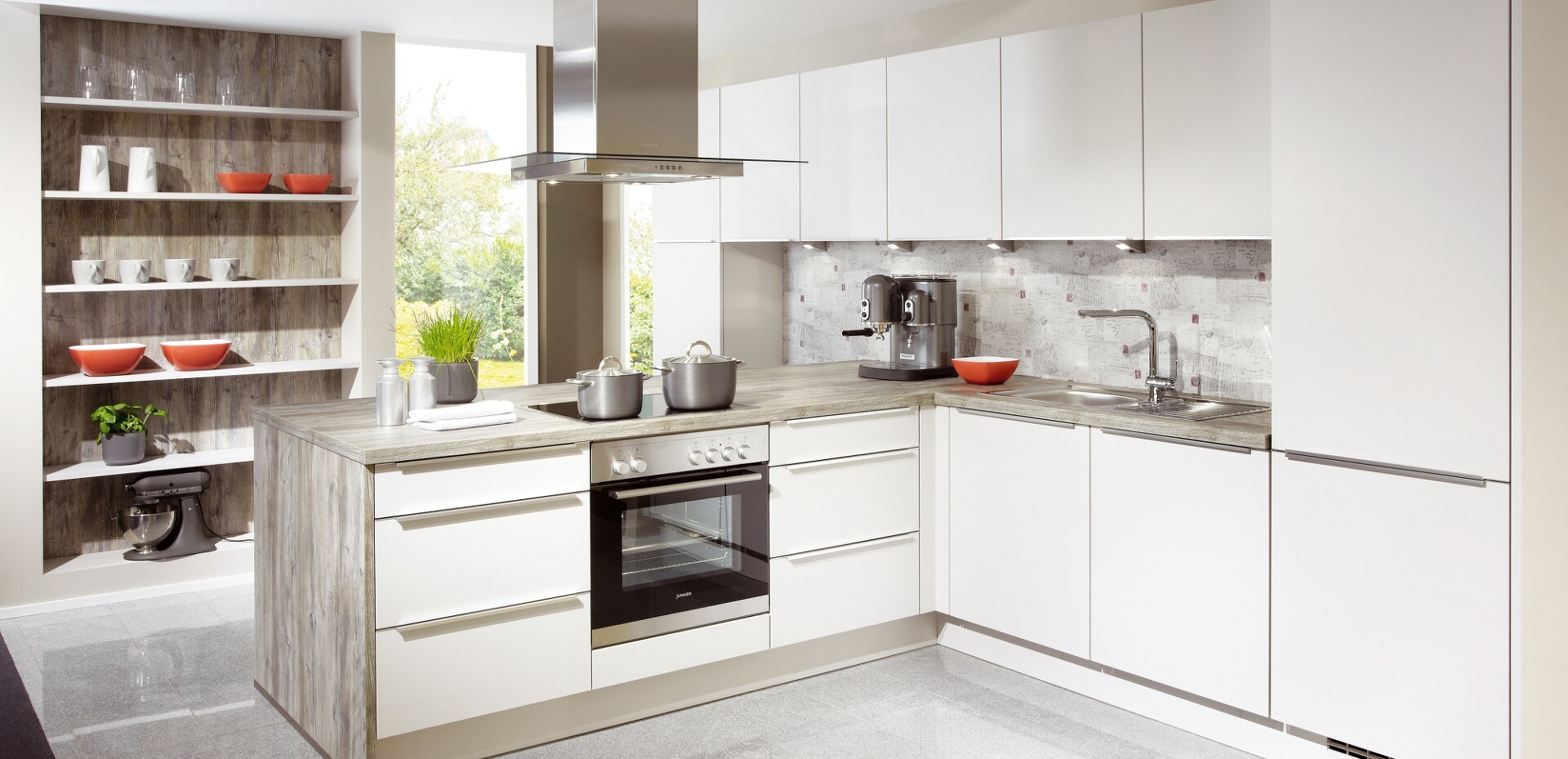 Diese schlichte weiße Einbauküche mit Holzarbeitsplatte könnte auch bei Ihnen in Mindelheim oder Memmingen stehen.