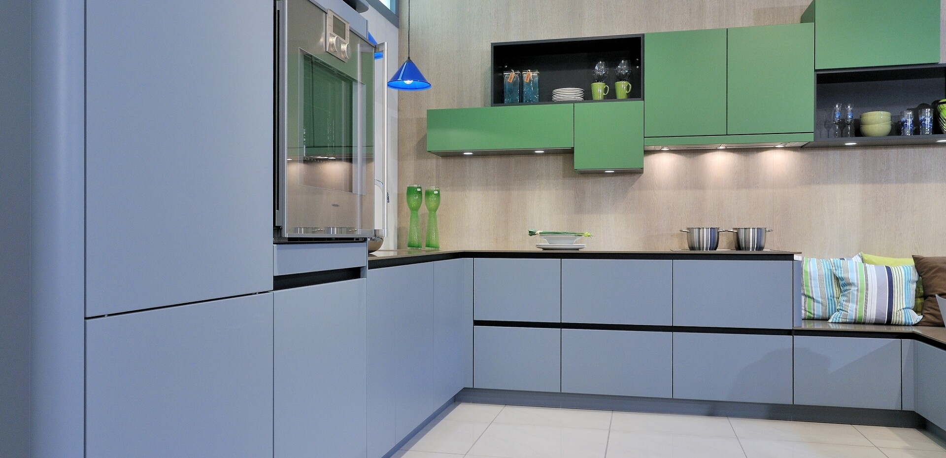 Diese grifflose blau-grüne Einbauküche könnte auch bei Ihnen in Kaufbeuern oder Buchloe stehen.