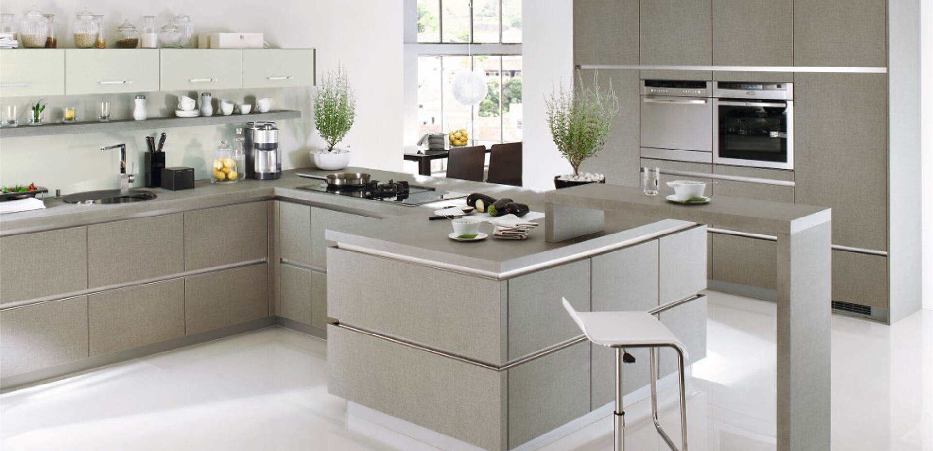 Diese moderne graue grifflose Küche mit Barbereich begeistert nicht nur junge Paare aus Türkheim oder Krumbach.