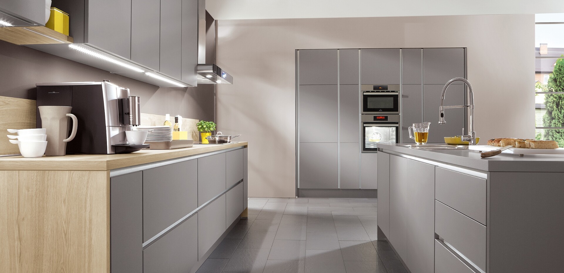 Diese grifflose Einbauküche mit matten grauen Fronten könnte auch bei Ihnen in Mindelheim oder Landsberg stehen.