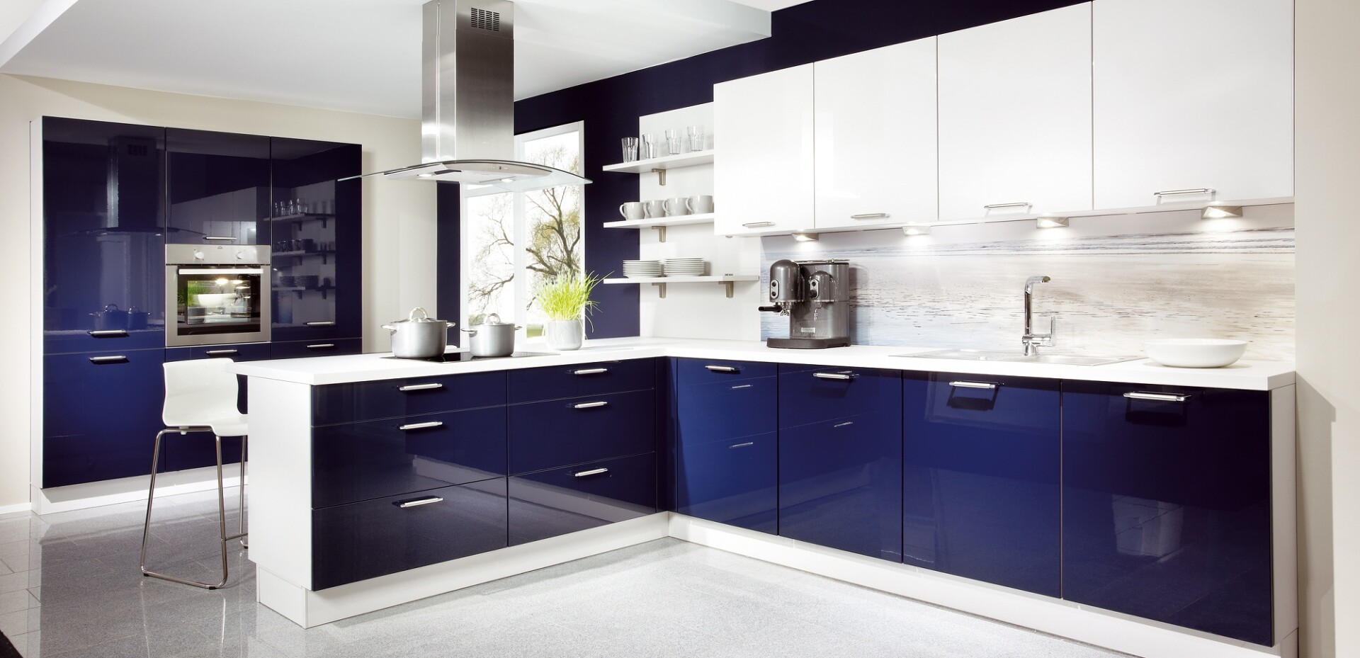 Blau-weiße Küche mit Hochglanzfronten und großzügiger Spüle schafft Akzente nicht nur in Memmingen und Bad Wörishofen.
