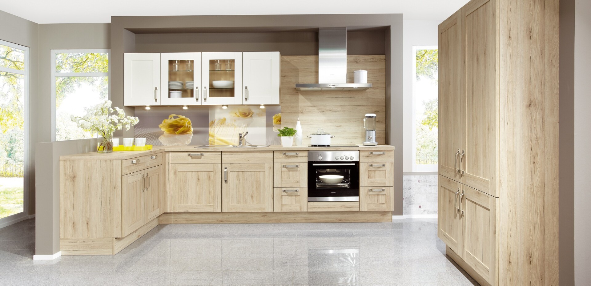 Küche mit Fronten und Arbeitsplatten aus einheitlichem Holz, Hängeschränke in weiß. Wäre das nicht was für Sie in Kaufbeuren oder Türkheim?